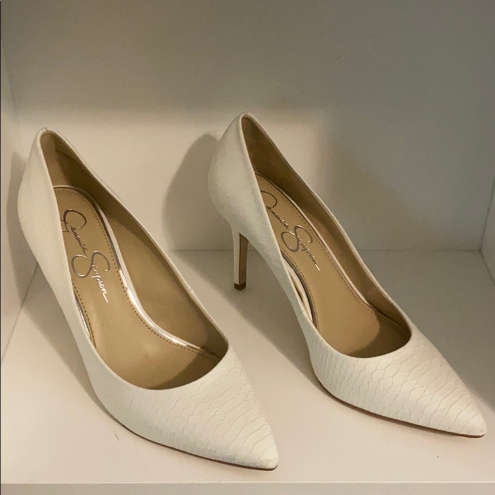 NWOT. Jessica Simpson White Snake Skin Like Heels - Picture 3 of 8